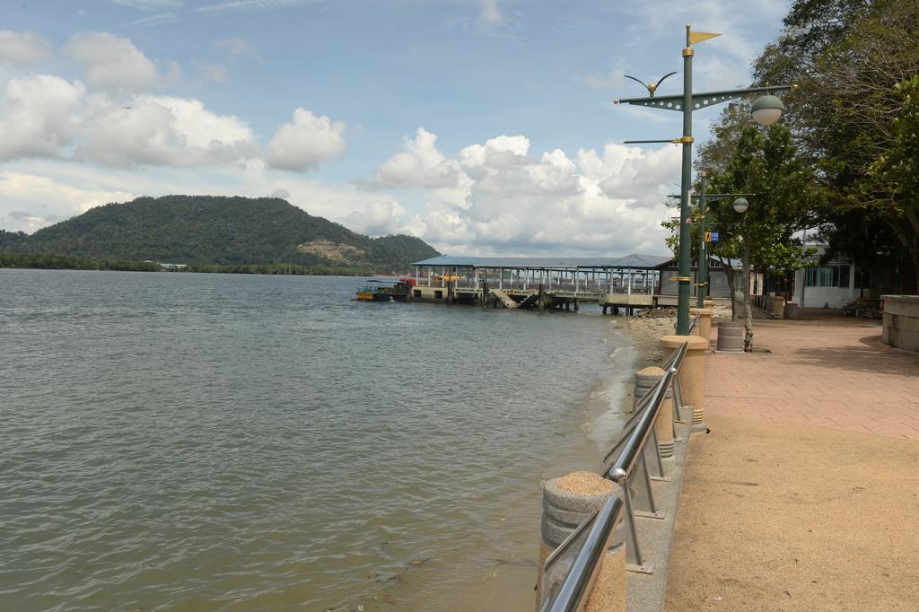 Brezza Hotel Lumut Bagian luar foto