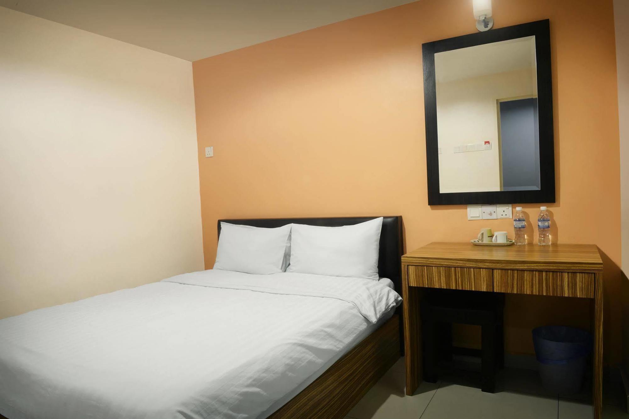 Brezza Hotel Lumut Bagian luar foto