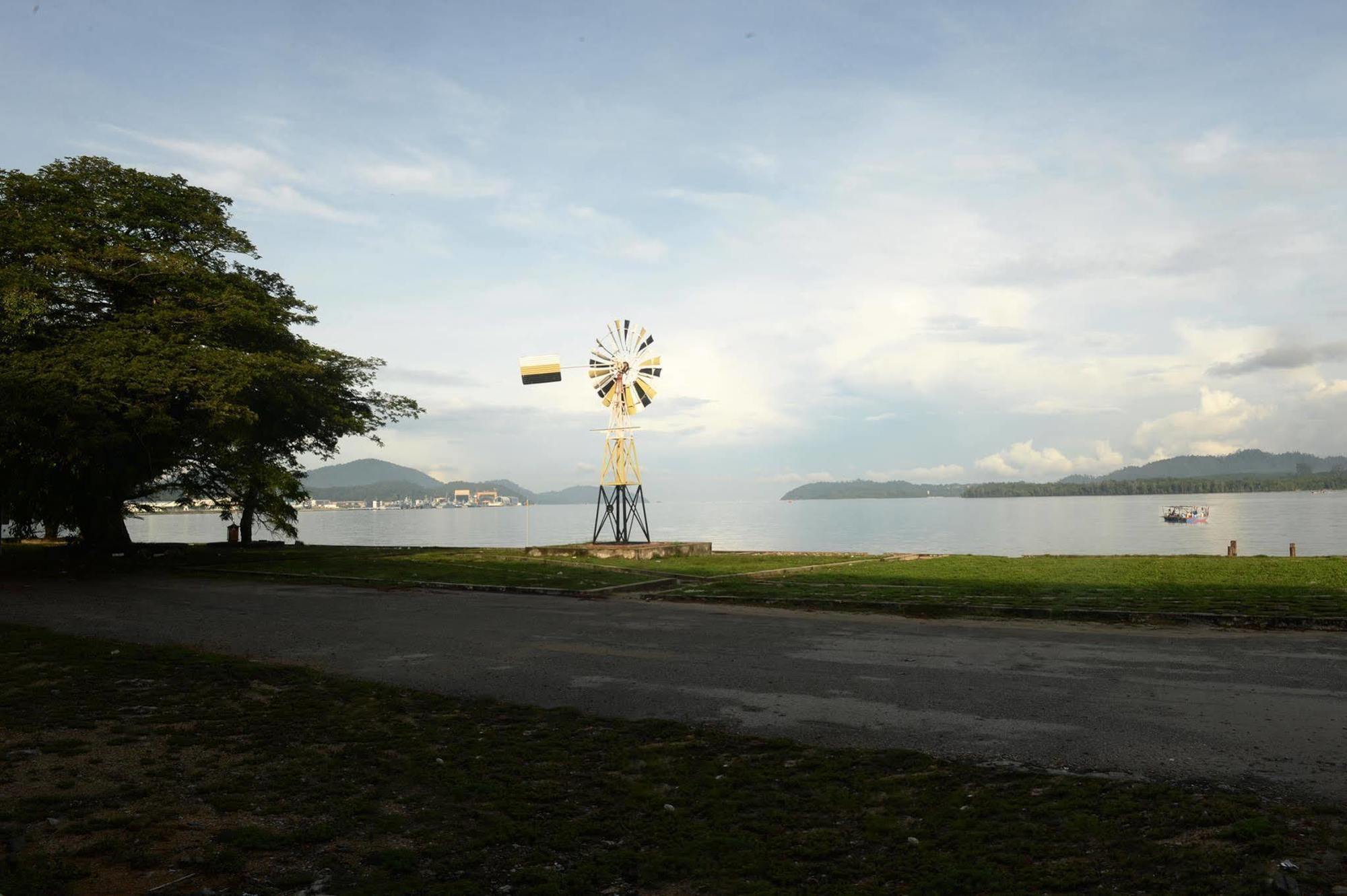 Brezza Hotel Lumut Bagian luar foto