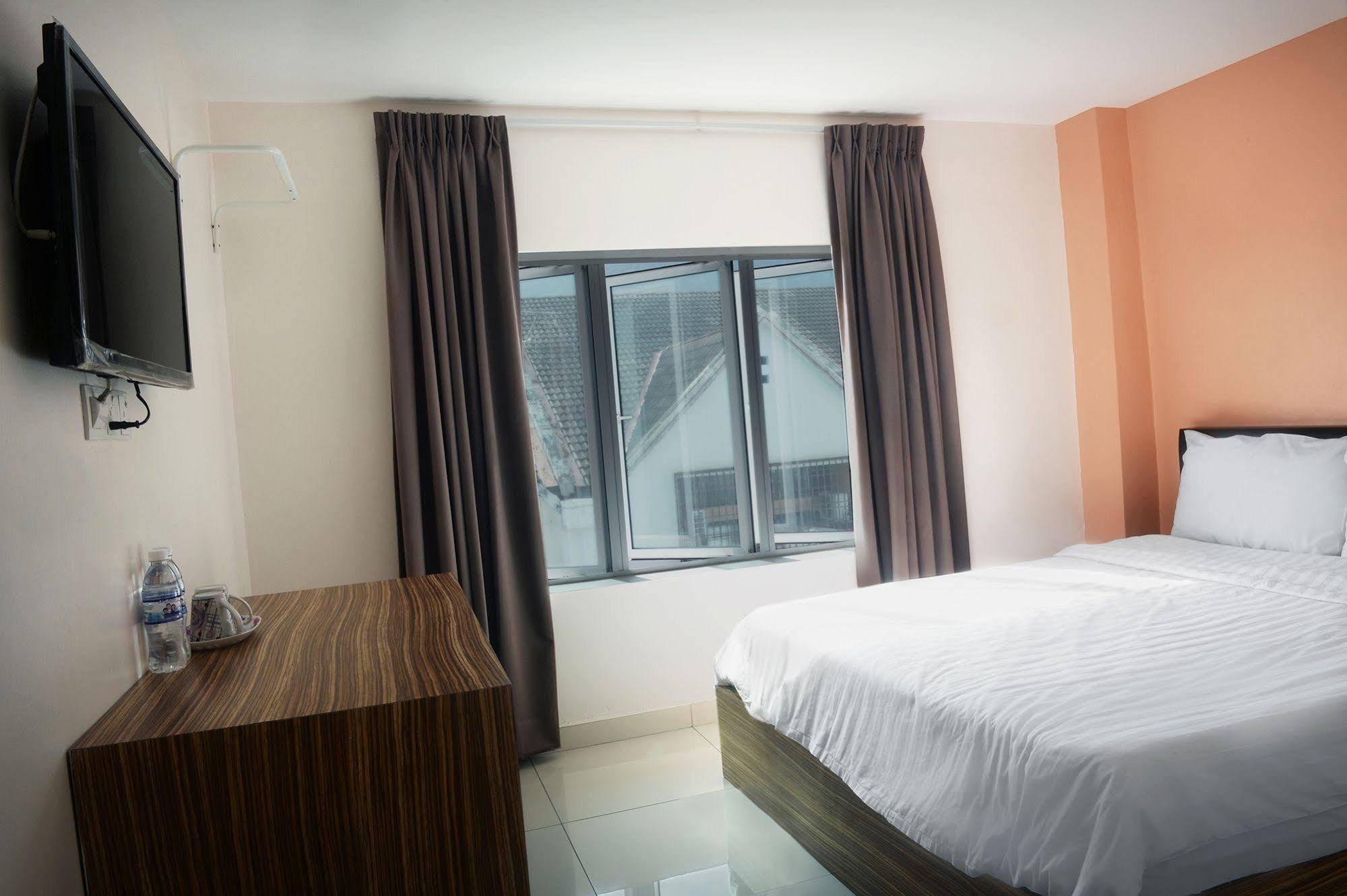 Brezza Hotel Lumut Bagian luar foto