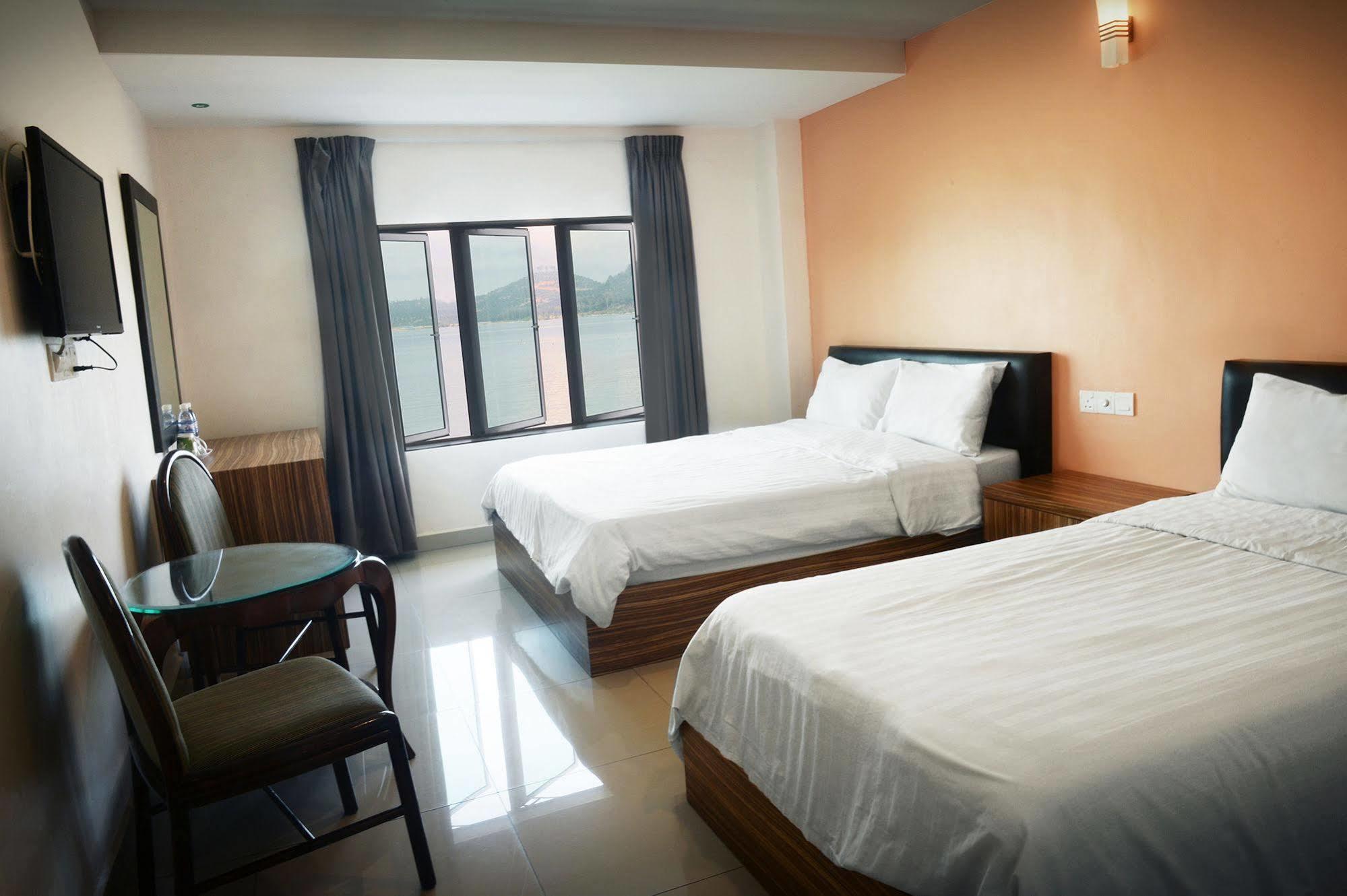 Brezza Hotel Lumut Bagian luar foto