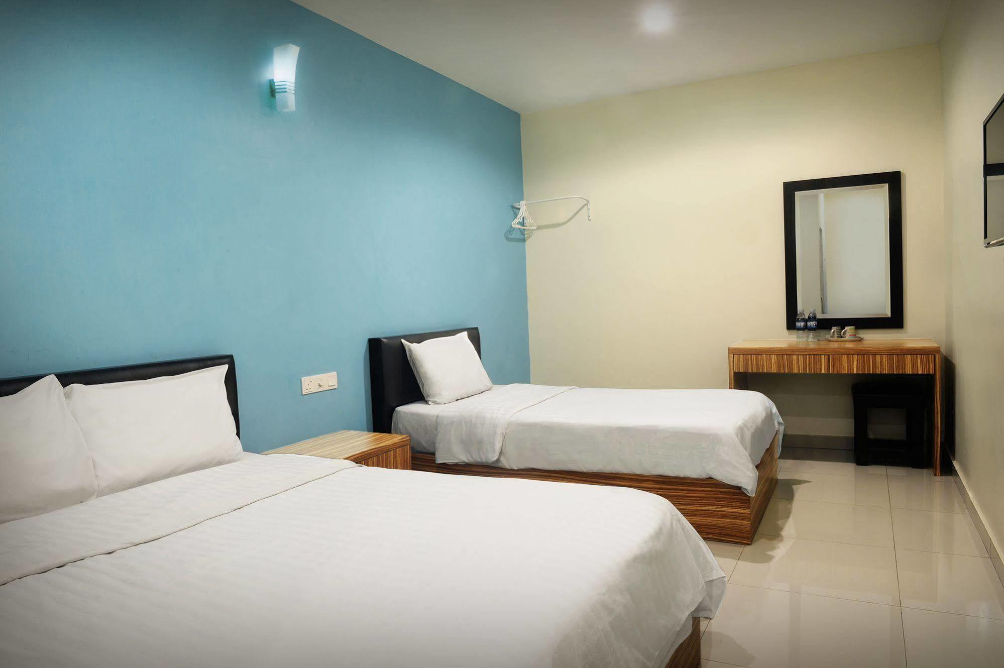 Brezza Hotel Lumut Bagian luar foto