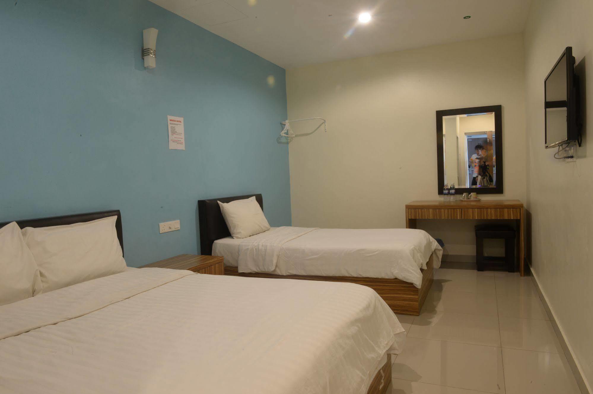 Brezza Hotel Lumut Bagian luar foto