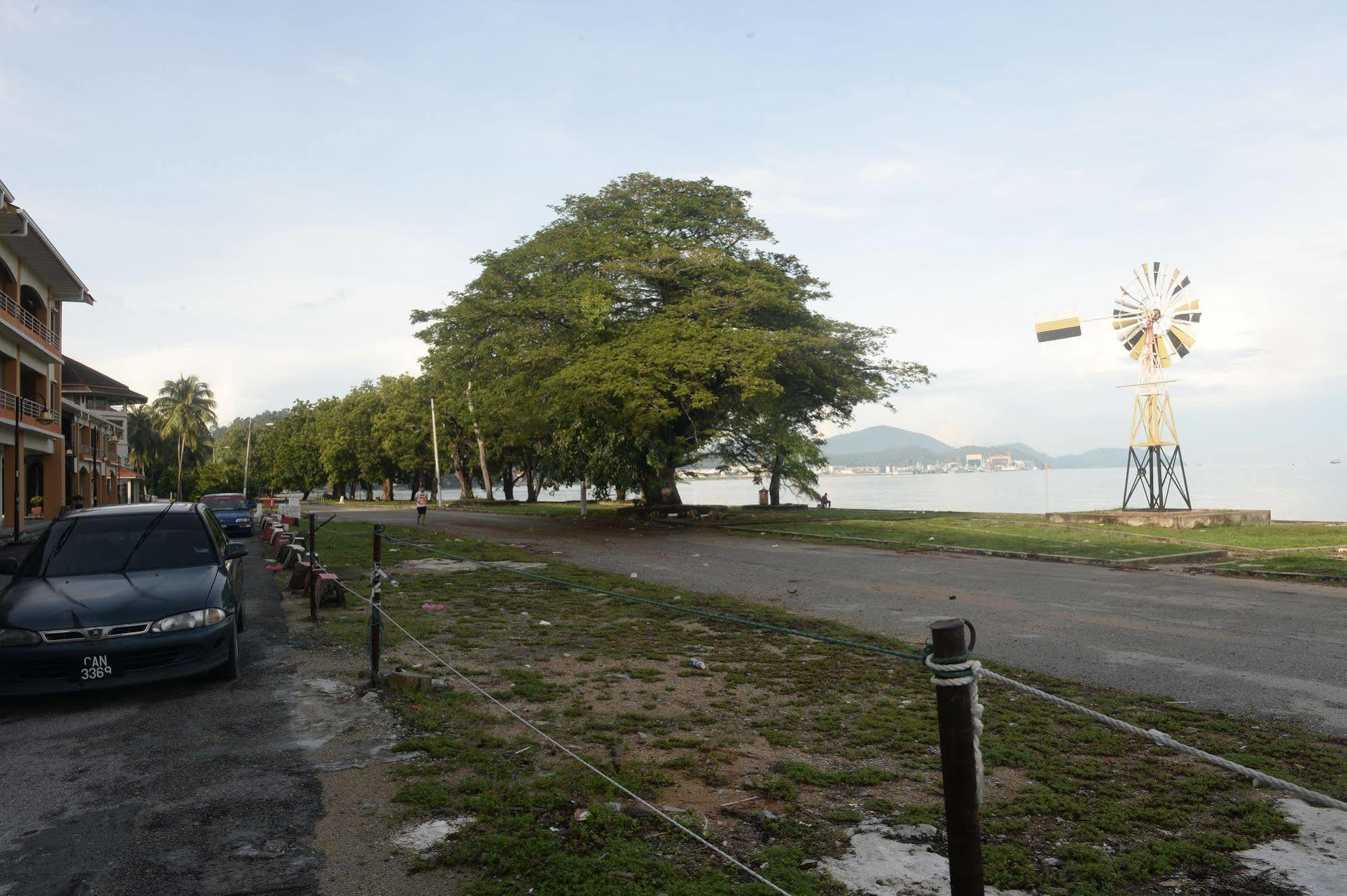Brezza Hotel Lumut Bagian luar foto